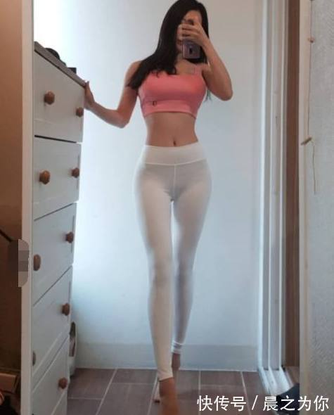 简约时尚 时尚紧致的打底裤,完美展现出美女的身段,尽显成熟女人味!