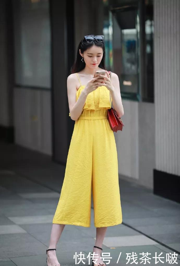 小姐姐脚上搭配了一双黑色的低跟单鞋,穿起来也显得比较有韵味