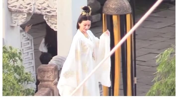 楊紫|《萌探》有新鮮路透，楊紫那英爭相當白蛇，沒成想正版到來美翻了