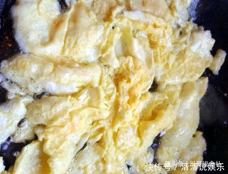 炒鸡蛋|韭菜炒鸡蛋时,别直接就下锅炒,大厨教我1招,韭菜翠绿不出水