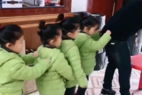 宝妈|生了四胞胎女儿,每天吃饭都是“大场面”,网友:爸爸好幸福