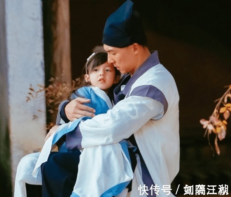 女儿|刘畊宏女儿五官长开,7岁小泡芙“月牙眼”太抢镜,小萌娃无疑了