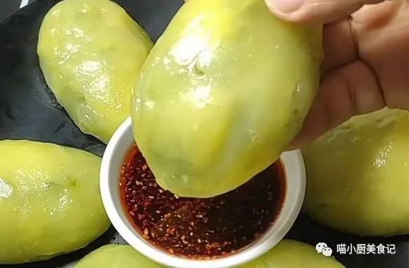 最近我家没少吃这个,包上馅,上锅一蒸,8分钟出锅,比肉包子都香