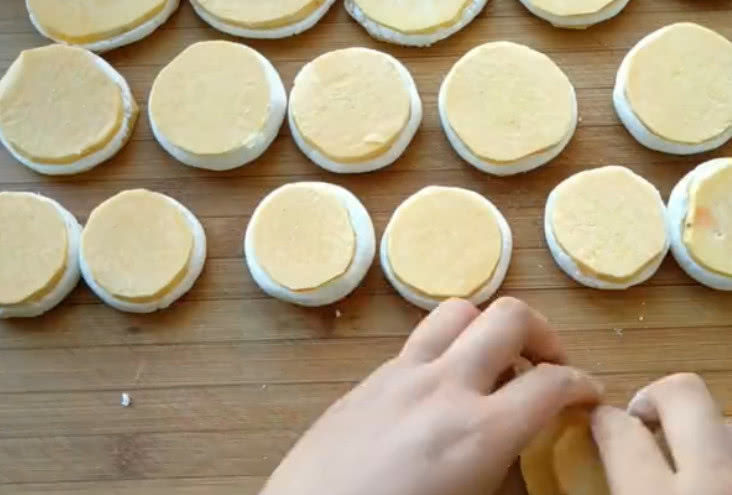 红薯饼|家里剩一根红薯,妈妈加两个鸡蛋,十分钟做美食,儿子一顿吃四个