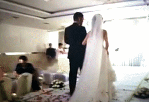 |搞笑GIF:在街头碰到一个妹子,本想上去搭讪,一回头吓我一哆嗦