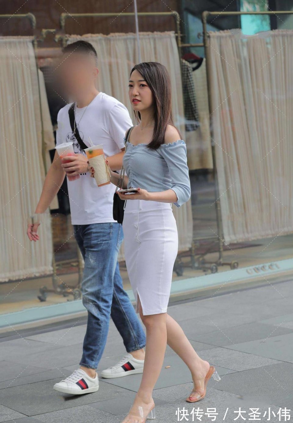 烟雾|美女街拍::身材丰盈的小姐姐,淡淡的烟雾蓝色调,给人一种低调含蓄的美