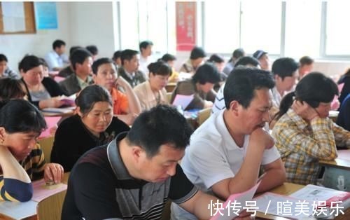 学生|90后辣妈穿着“抢眼”开家长会，成全班焦点，考虑过孩子感受吗