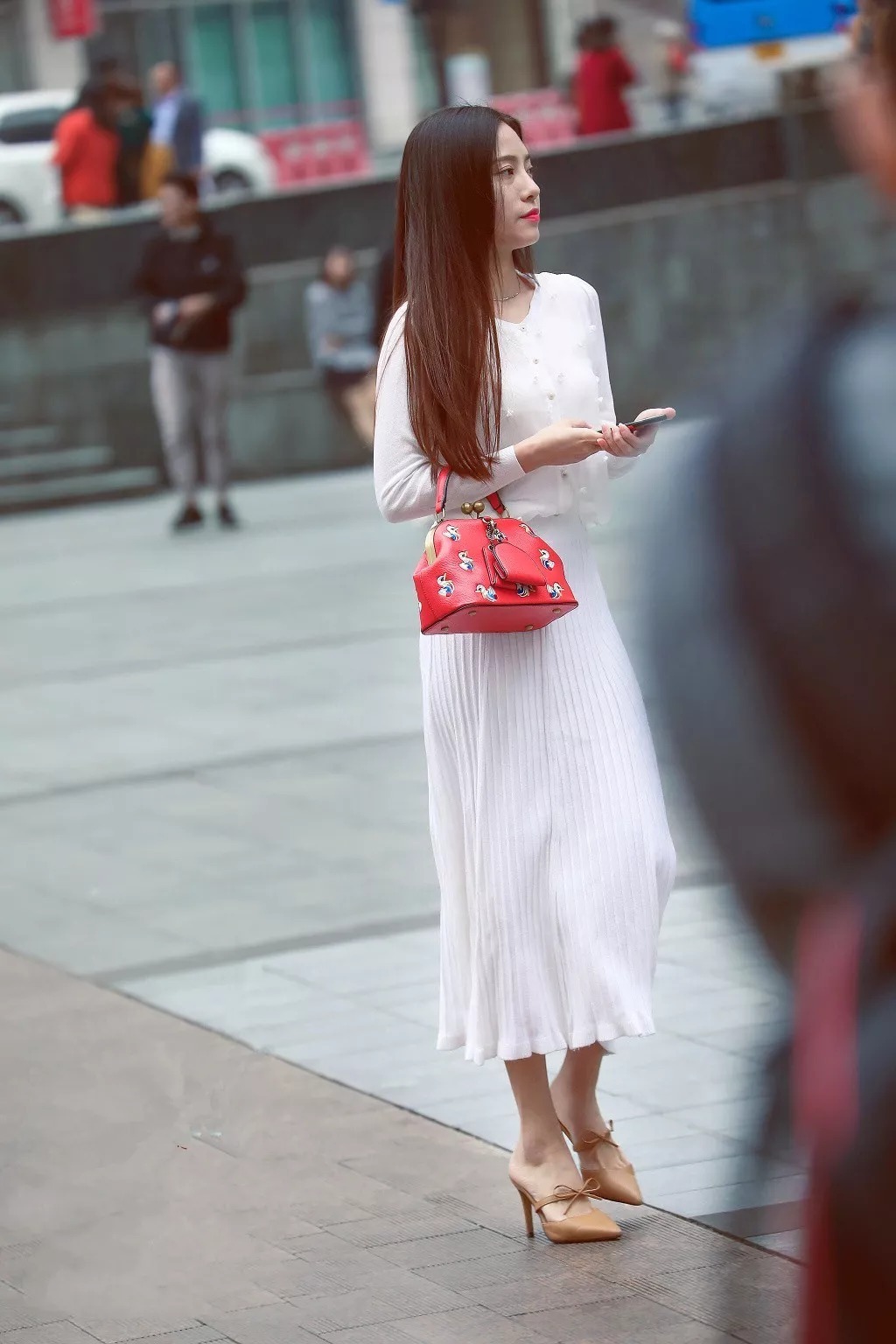 街拍：高跟鞋时尚穿搭，带给女性优雅与自信