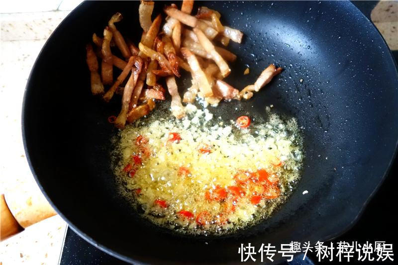 花菜别直接下锅炒，多一步，脆嫩可口，比肉还香，好吃又下饭