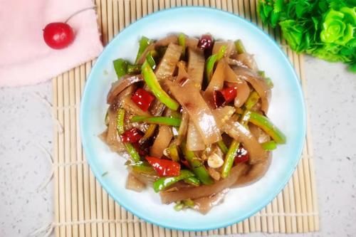 猪皮|秋季，吃鸡鸭鱼肉不如吃它，蛋白质含量极高，加料简单一炒，好吃