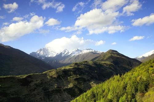 四川一座海拔6250米的山，是世界自然遗产、国家级风景名胜区