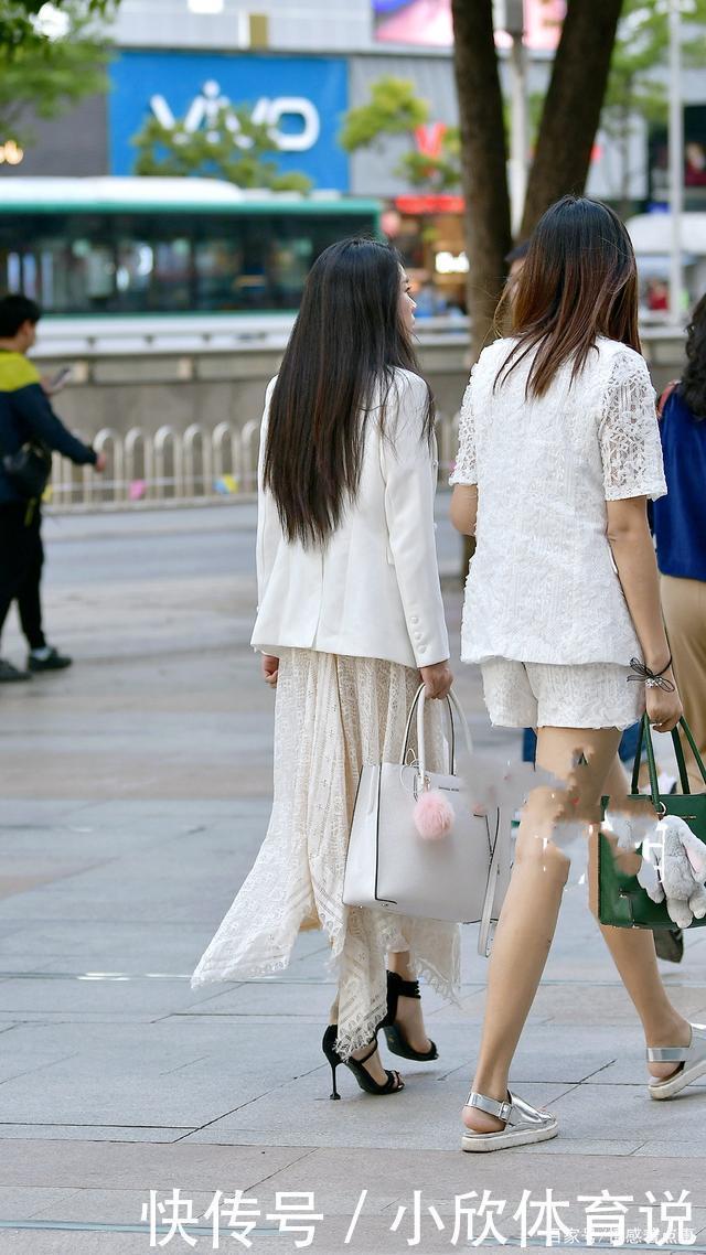 凸显|白色西装搭配镂空连衣裙,搭配一双高跟凉鞋,凸显精致优雅的效果