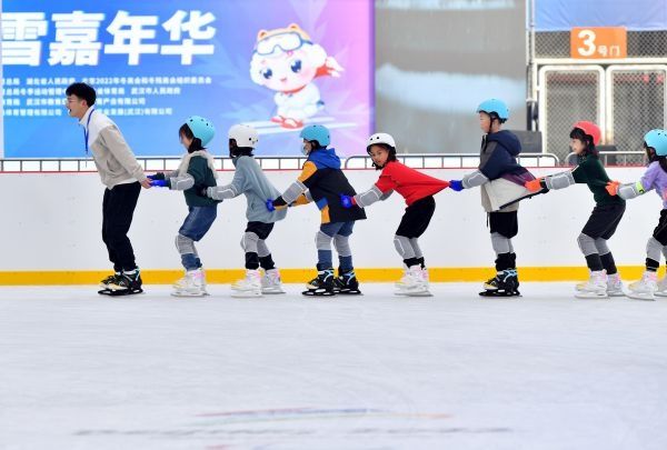 长江日报|武汉全民健身中心可以滑冰啦！ 第八届全国大众冰雪季武汉会场冰雪嘉年华开幕