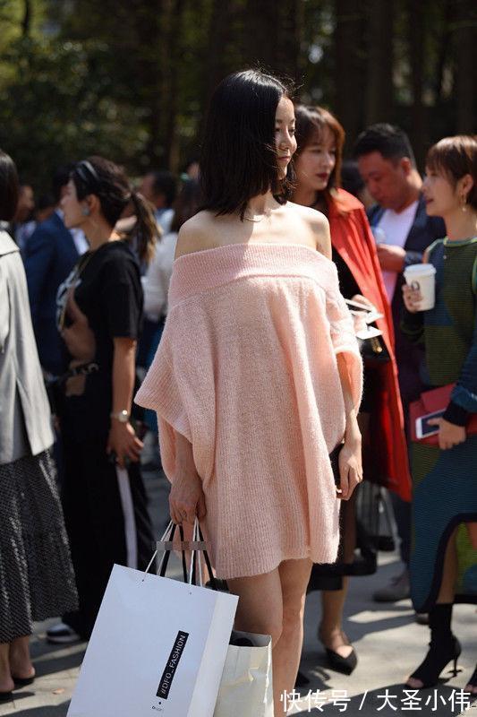 一字肩|美女街拍:一字肩毛衣裙搭配高跟鞋,干净温柔,小姐姐可爱迷人很有温度感