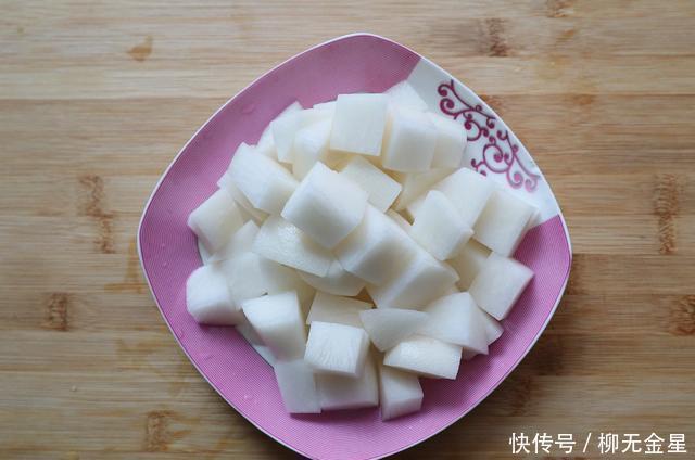 天冷就要吃点暖身菜,几种食材炖1锅,热乎乎的越吃越暖和