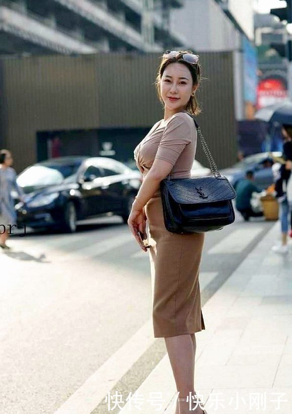 女人味十足|时尚辣妈这件套裙真的很美,彰显女人味十足