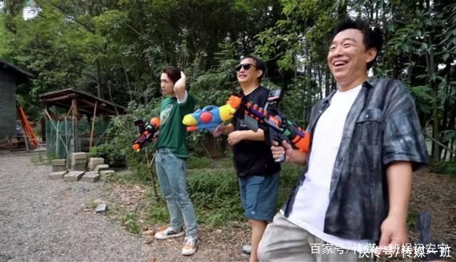向往生活|《向往生活》名场面，极限男人帮聚头，张艺兴被水枪打得睁不开眼