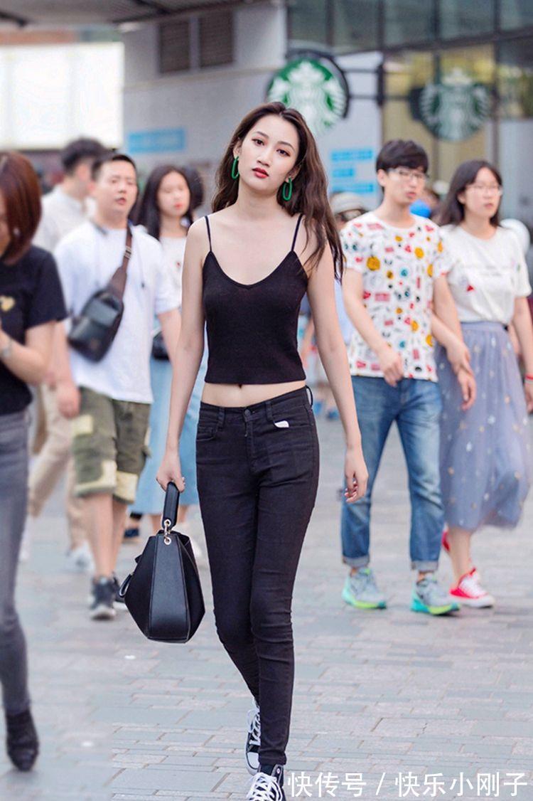 直筒|体恤用于搭配紧身的长裤,能过修饰身材,展现高挑纤细的效果