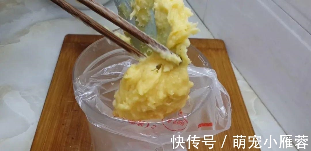 面粉不要烤面包了，教你简单一做，个个空心鼓泡，比吃蛋糕还过瘾