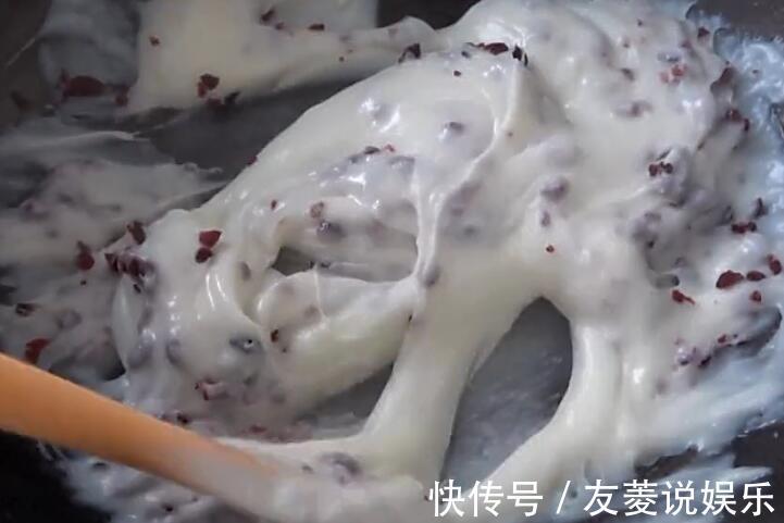 一包牛奶,半碗淀粉,锅中一搅,清凉可口又香甜,比冰淇淋好吃