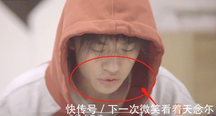 美颜|易烊千玺睡前撸串,节目组忘了给美颜,这小胡子是认真的吗