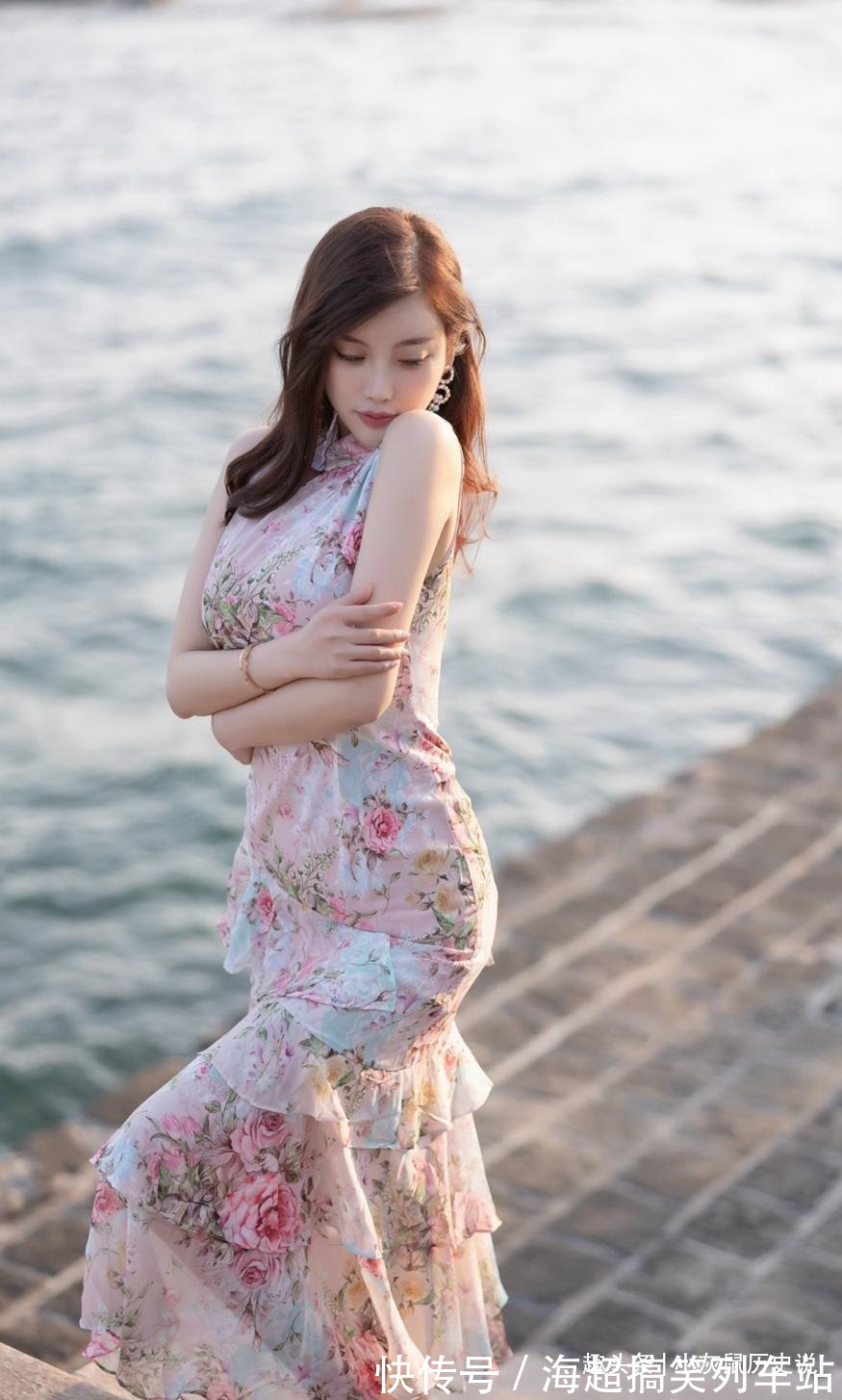 连衣裙 改良版的旗袍连衣裙,用吸睛的印花点缀裙身,优雅范十足