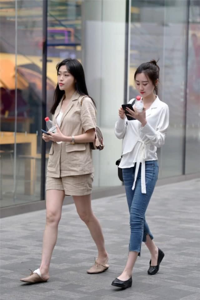 青春正当时，朝气好天姿，牛仔裤搭配更有气派，展现佳人好风采