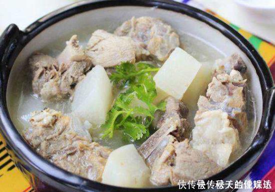冬天要常吃羊肉,炖羊肉时,别放太多料,3样就够了,汤鲜无膻味