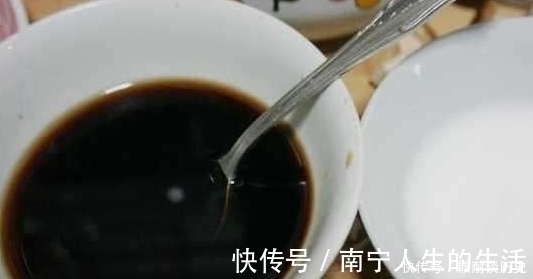 去鱼鳞别再用菜刀！大厨教你，加一些它，鱼鳞自己往下掉，好用！