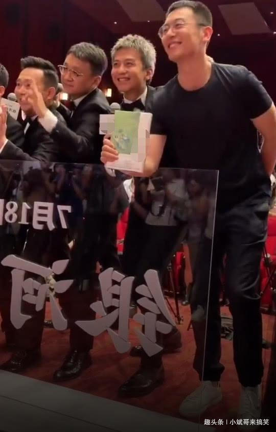 有一種跑男情叫鄧超朱亞文，活動現場兩人竊竊私語，成為全場焦點