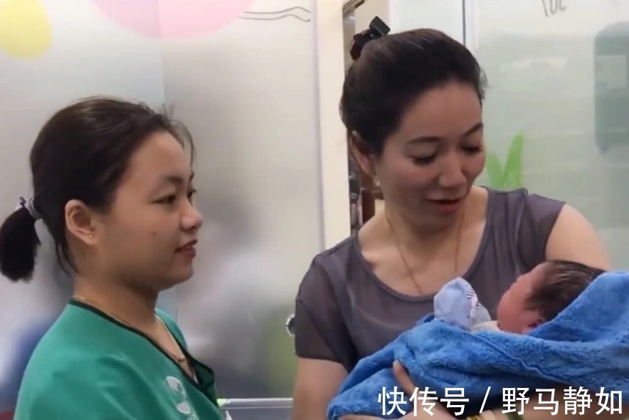 正脸|外婆抱刚出生的外孙，看到外婆的正脸后，网友：确定不是妈妈？