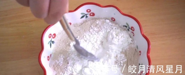 浸奶式面包从未吃过这样的面包,外形丑,口感比蛋糕还软嫩!