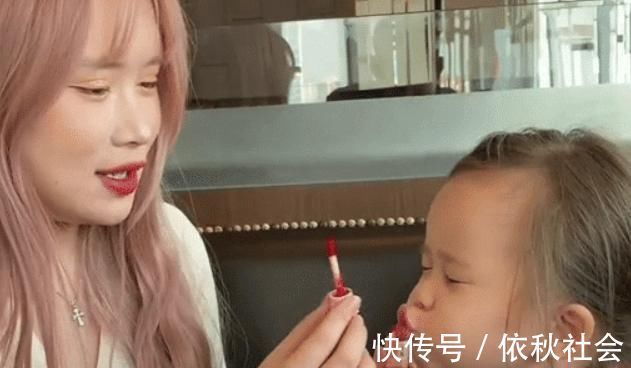 化妆品|“最臭美宝宝”撅着嘴隔空涂口红,网友乐了:这怕是涂了个寂寞?