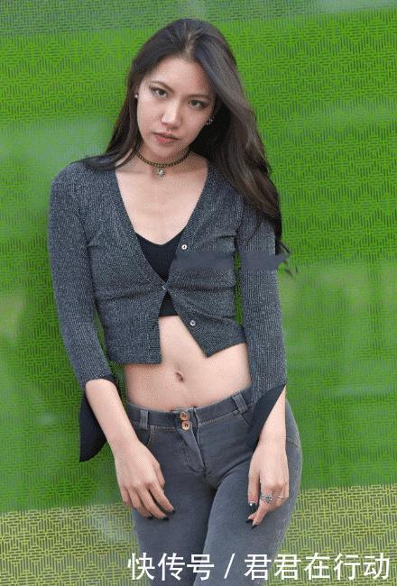 邻家姑娘真会穿,一身黑灰色的穿搭,轻松展现女神的气质