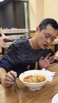 |搞笑GIF动图:这碗面实在是太辣了,把这位大哥辣得半天没缓过来