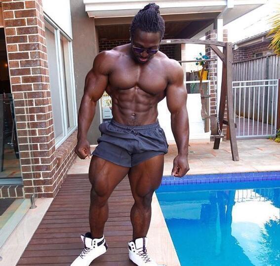 块头|26岁小伙坚持练腿,大腿比腰还粗,被称世界上最强壮牛蛙腿