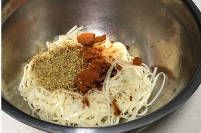  小时候爱吃的干脆面，原来做法如此简单，比买的好吃又健康