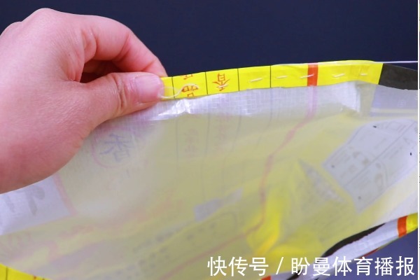 米袋用完别再扔了,中间剪一刀,每天出门带上节约不少钱,太棒了