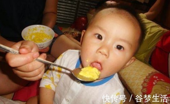 一时气|宁可饿着孩子,也别在睡前吃4样食物,脾胃伤了,积食还长不高