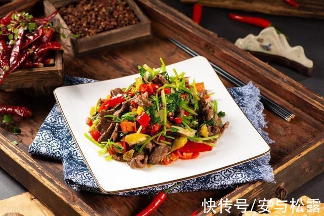 超下饭的泡椒炒牛肉，鲜嫩可口吃过难忘，辣到过瘾香到口水横流
