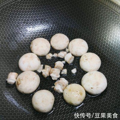 口蘑海木耳汤｜|鲜到没朋友