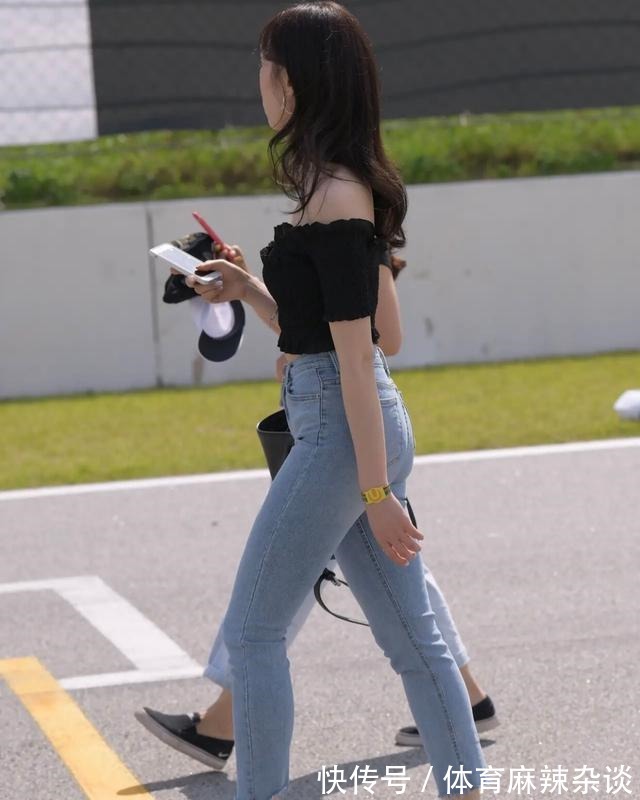 牛仔裤 小姐姐这款牛仔裤,高腰设计无疑就是凸显出纤细的腰线,热辣时尚!