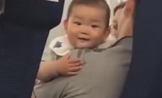 围嘴|“最馋宝宝”高铁上看人吃东西,口水流满爸爸肩膀,网友:小饕餮