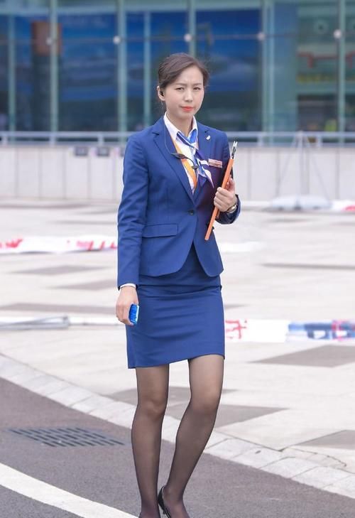 女性 蓝色职业装搭配高跟鞋和黑色丝袜，散发出优雅的职业女性气质
