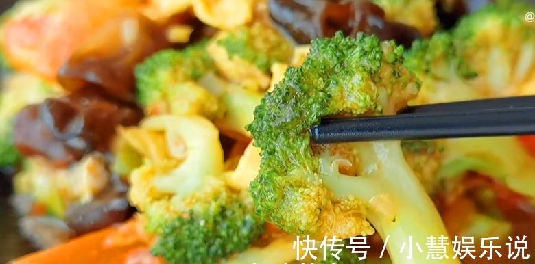 炒西兰花,最忌直接炒和焯水了,教你3招,脆嫩入味,营养不流失