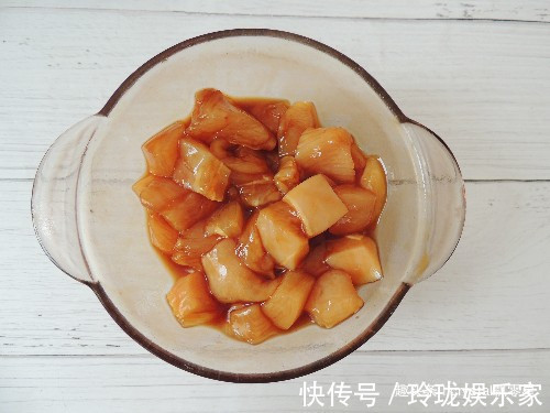 鸡胸肉蒸着吃，鲜嫩多汁超入味，开胃下饭两不误，一盘不够吃