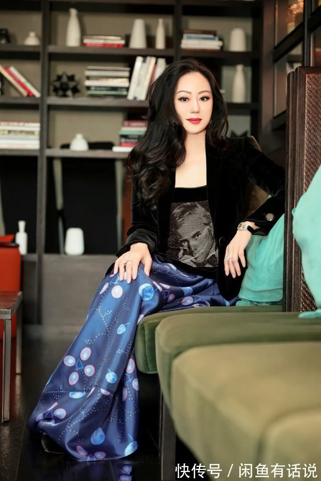 半身裙 章小蕙看秀挺高调,穿西装配半裙手上戴两钻戒,一看就是上流贵妇