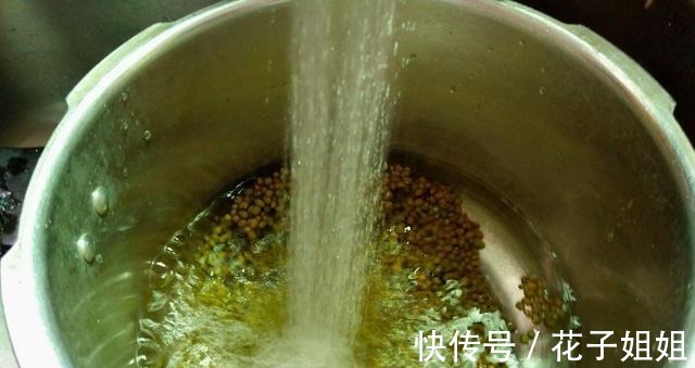 绿豆粥|吃一碗它，解宿醉，还能保护肝脏，快来试试这道芋圆绿豆粥吧！