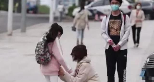 裤子|12岁小女生路上突遇“初潮”,染红白裤子不自知,路人行为太暖心