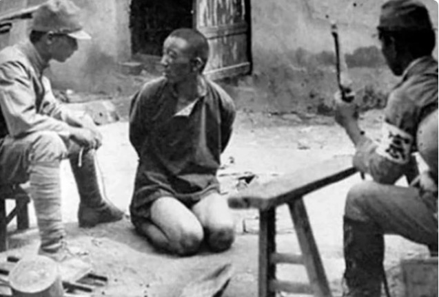 老人|老人被鬼子抄家，他用日语破口大骂，日本军官：师哥，打扰了